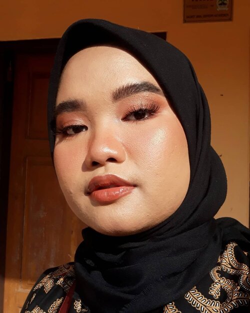 Udah lama nggak upload foto makeup yaudah gue upload mekap kondangan td aja yaak ehehe. Suka bgt sama look ini pdhl buru2 wkwk..Details:@rollover.reaction Cushion Compact Tinted Moisturizer - 103 Milk Tea@makeoverid Total Cover Liquid Concealer - 03 Medium@blpbeauty Face Powder - 02 Medium@anastasiabeverlyhills Dipbrow Pomade - Ebony@esqacosmetics Tinted Brow Mascara - Dark Brown@minuet.official Palette (full face btw hahah)@lavielash - BluebellBLP Lip Glaze - Spiced Masala.#Clozetteid #makeupbyutiazka #crueltyfreebeauty #makeupcommunity #makeupoftheday