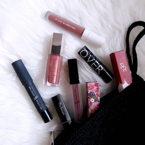 Happy #InternationalLipstickDay!!!! Foto di atas merupakan lipstick dan lip cream favorit gue saat ini. Yang selalu masuk makeup pouch kalo lagi pergi2. Tak kusangka, sebagian besar gincunya dr brand lokal huhu terharu.1. @makeoverid Creamy Lust Lipstick - Clover HazeWarnanya cakep, creamy, pigmented, nggak bikin kering, semi matte finish. Lipstik pertama yg gue repurchase terus kalo habis 😂💕. Traditional bullet lipstick emg terbaik!!! 2. @purbasarimakeupid Color Matte Lipstick - 81 DiamondSejujurnya gue udah lupa betapa cintanya gue sm gincu satu ini. Belakangan jd pake ini mulu karena selain warnanya cakep, formulanya jg ga bikin kering. Velvet matte finish, pigmented, full coverage, dan murah meriyahhh!! Ini jg slh satu gincu yg suka gue beli lagi wkwk. 3. @fentybeauty Gloss Bomb Universal Lip Luminizer - Fenty GlowSatu-satunya lip gloss yg gue pake terus. Secinta itu. Sering gue pake apalagi kalo bibir lg kering. Karena ini bener2 moisturizing men lebih dr lip balm. Kdg dipake stlh pake gincu/lip tint, kdg pake ini sendirian haha. Bikin bibir keliatan sehat dan glowingg😍😍. 4. @rollover.reaction Chunky Lip Crayon - KahloSaat lagi bosan2nya ama lip matte, lip crayon ini seperti pemecah kebosanan gue. Asik. Pigmented, smooth, coverage bisa diatur sesuai selera, warna cakep, dan nggak bikin kering sama sekali. Bahkan nyokap gue ampe kepengen jg wkwk dia seneng bgt sm gincu ini. My go to lip color kl lg mls mikir mau pake gincu warna apa wkwk. And u can use it as blush as well!5. @rollover.reaction SUEDED! Lip & Cheek Cream - MaxwellWarna nggak terlalu bold dan nggak natural jg. Pigmented, creamy, coverage bs diatur, mudah diblend, nggak bikin kering, velvet matte finish. My current go to 'bold' lip. Dijadiin blush jg cakep! Syg sihh dia limited edition huhuh pdhl pgn beli lg kl abis wkwk.6. @blpbeauty Lip Coat - Maple WaffleDipake as eyeshadow jg baguss. Warnanya netral bgt ga terlalu bold. Creamy, pigmented, smooth, ngga bikin bibir kering. Pgn koleksi semwanya hwhw warnanya cakep2 bgt!! Kl kalian, gincu favoritnya apanih?? Share di comment, ya!#clozetteid #magellanictivity #reviewbyuti #utisfavorites #blpgirls #fentybeauty