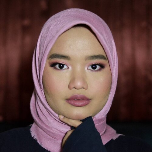 Seperti biasa, nggak merayakan Valentine's Day tp ikut-ikutan ngeramein dengan bikin #valentinesdaymakeuplook 🌹. Jangan bosen ama warna pink, yaa, hahaha. Di sini gue pakai eyeshadow palette Colourpop Fem Rosa She Palette. Cakep banget monangis huhuhu tp sayang sih warna matte-nya dikit sekaliyy. Tapi gue tetap cinta karena warnanya indah-indah banget😭, dan warnanya cocok buat tema Valentine's Day 💕. Kali ini gue bikin look yang soft dan sweet gitu look-nya. Moga dapet lah ya look-nya hahaha. Biasanya kan gue kalo bikin makeup look jadinya galak mulu ya wkwk😂. Eyes:
@colourpopcosmetics Fem Rosa She Palette
@artisanpro VO1792

Lips:
@makeoverid Intense Matte Lip Cream - 04 Vanity
@esqacosmetics Matte Lip Liquid - Berry Kiss

#clozetteid #indobeautygram #makeuplook #makeupbyutiazka #motd #setterspace #esqacosmetics #makeoverid #artisanpro