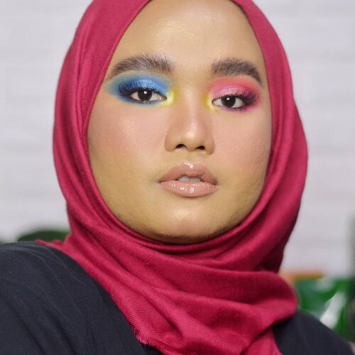 Tadinya pengen remake Harley Quinn makeup look yg pernah gue bikin tahunan lalu. Etapi mala jd rapi ahaha yodalahyak!.Details:@rollover.reaction Cushion Compact Tinted Moisturizer - 103 Milk Tea@makeoverid Silky Smooth Translucent Powder - 07 Vanilla@esqacosmetics Freeze! Tinted Brow Mascara - Dark Brown@morphebrushes 35B Color Burst Artistry Palette@lavielash - Bluebell@roseallday.co Instant Rosé Face Kit - Sun Slayer@rollover.reaction SUEDED! Lip & Cheek Cream - Lizzy@fentybeauty Gloss Bomb Universal Lip Luminizer - Fenty Glow.#clozetteid #makeupbyutiazka #kbbvmember #makeupcommunity #motd