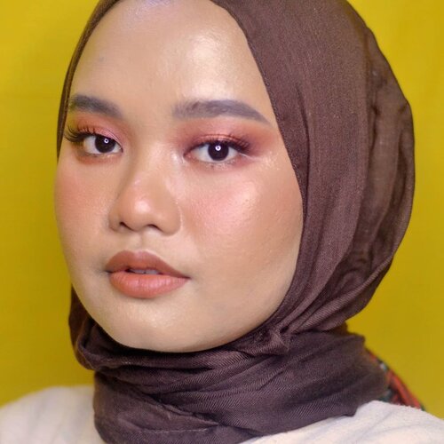 Mencoba semua warna dari eyeshadow palette-nya @__buma, Imajinasi Eyeshadow Palette💖🌻.
.
Details:
Make Over Powerstay Total Cover Liquid Concealer - 02 & 03
Rosé All Day The Realest Lightweight Compact Powder - Tan
Esqa Bronzer - Havana
Make Over Blush On Single - 07
BLP Face Glow - Sunset & Sunrise
Rollover Reaction CHUNKY! Lip Crayon x Putri Marino - Kala

#makeupbyutiazka #clozetteid #makeuplook #makeupoftheday #makeupcommunity #indonesianbeautyblogger