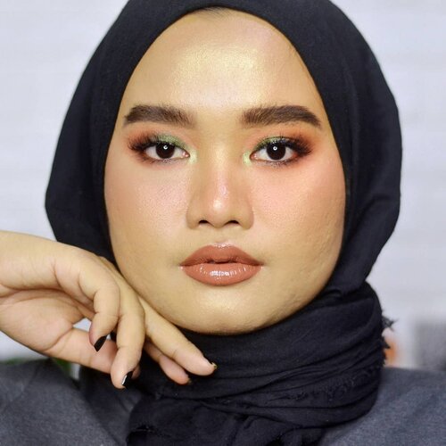 Sebenarnya look ini sudah pernah gue bikin tp gatel aja pengen recreate karena yg pertama kelej bgt. Alhamdulillah look ini kusuka ama hasilnya ahahah..PS: iya bajunya ga ganti lgsg bikin 2 look dalam sehari🤣..Details:@makeoverid Powerstay Total Cover Liquid Concealer - 02 Light Medium & 03 MediumMake Over Silky Smooth Translucent Powder - 07 Vanilla@lavielash Precision Brow Tech - Storm@esqacosmetics Tinted Brow Mascara - Dark Brown@minuet.official Palette (face)@urbandecaycosmetics Born To Run PaletteMake Over Eyeliner Pencil - Brown LatteLavie Lash - Bluebell@blpbeauty Lip Glaze - Spiced Masala.#makeupbyutiazka #makeupoftheday #crueltyfreebeauty #makeupcommunity #Clozetteid