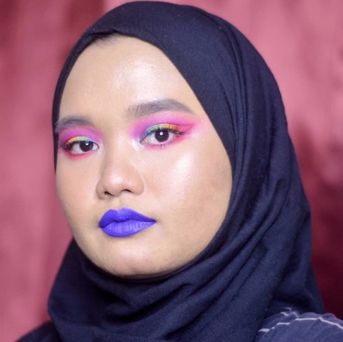 Not good enough but i'm so proud i could achieve this look😭❤ i promise i'll keep practicing!!🙌🏽..This makeup look is inspired by @ellieaddis 🌈💖..PRODUCTS:@roseallday.co The Realest Lightweight Foundation - Beige@deciem The Ordinary Coverage Foundation - 2.1 Y@morphebrushes 35B@nyxcosmetics_indonesia Liquid Suede Cream - Jet Set@lavielash - Bluebell.#clozetteid ##bunnyneedsmakeup #SociollaBloggerNetwork #beautychannelid #setterspace #bloggerceria #kbbvbyacb #beautiesquad #beautyjournal #magellanictivity #makeupbyutiazka #makeupcommunity #crueltyfreemakeup #RoséandSlay