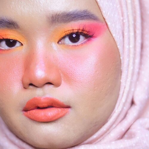 Summer🍊🍉🍑..Details:@rollover.reaction Cushion Compact Tinted Moisturizer - 102 Honey Toast@morphebrushes Color Burst Artistry Palette@lavielash Bluebell@blpbeauty Lip Coat - Peach Soda.#makeupbyutiazka #clozetteid #makeupcommunity