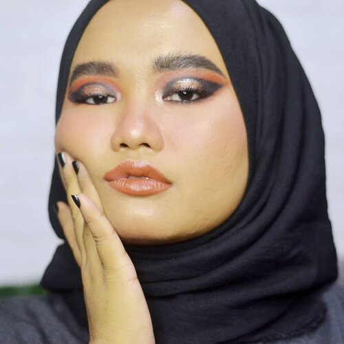 Akhirnya nyentuh makeup lagi. And I used a lot of products in this look wkwk. Gue sebutin yg gue inget aja yak.
.
Details:
@roseallday.co Instant Rosé Face Kit - Sun Slayer
@blpbeauty Face Glow - Sunset & Sunrise
@anastasiabeverlyhills Dipbrow Pomade - Ebony
@esqacosmetics Tinted Brow Mascara - Dark Brown
@morphebrushes 35B Color Burst Artistry Palette
@urbandecaycosmetics Born To Run Palette
@rollover.reaction Glazed! Liquid Eye Tint - Mata
@kikomilano Water Eyeshadow - Champagne
@makeoverid Eyeliner Pencil - Black Jack
@lavielash - Bluebell
Rollover Reaction CHUNKY! Lip & Cheek Crayon - Kala
.
#Clozetteid #makeupbyutiazka #makeupoftheday #motd #makeupcommunity #crueltyfreebeauty