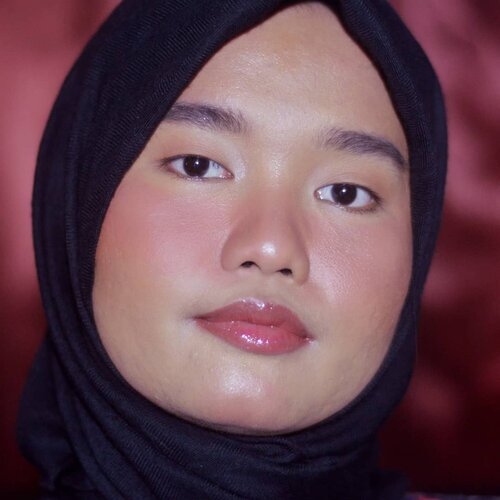 🌚..No foundation everyday makeupp❤ with a lot of blush and glossy lips👄..#makeupbyutiazka #makeupoftheday #motd #clozetteid