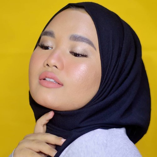 Pose "tenggorokan-mulai-kering-saat-puasa-tapi-harus-tetap-terlihat-gorjes"..#RamadhanBeauty ep. 2 is coming soon💕..#makeupbyutiazka #clozetteid