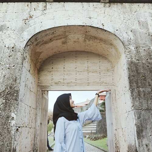 Typical tourist shot at Shuri Castle entrance 📸
.
If you want to visit a historical site in Okinawa, this place should be on your list! 🏝🌞
.
#okinawa #traveblog #clozetteid