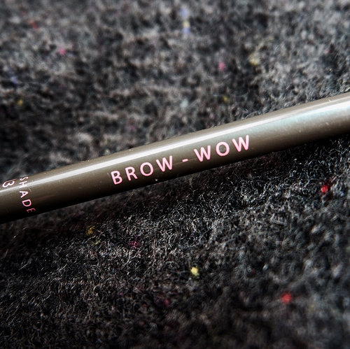 BROW WOW!
One of my new fav for drugstore eyebrow pencil.
Bentuknya yang super slim, dilengkapin sama brush, dan punya 4 pilihan warna ini unexpected fav product banget! 
Product Name: @mizzucosmetics Brow Wow
Shades: ada 4 pilihan, 0.1 Dark shade, 0.2 Mid shade, 0.3 Light Shade, & 0.4 Grey. Mine are 0.3
Price point: Rp 65.000,-
Texture: ga terlalu keras dan ga terlalu creamy. Pas buat bikin light stroke dan alis "palsu" haha. Pigmentasinya juga ga terlalu "kenceng", pas dipake buat sehari-hari. (swipe to see the result)
Ketahanan: 8-10 jam (i think sampe 12 jam juga masi oke, as long as base makeup kalian ga oily yah)
Over all: 8/10 (sampai saat ini gue satisfy banget sama produk ini & bakal beli shade lainnya. lol)  #brow #browproduct #mizzu #brows #instagrambrow #dailymakeup #review #mizzucosmetics #localproducts #clozetteid #tribepost #blogger #makeup #beautyblogger #alis #makeuptutorial #easymakeup #belajarmakeup #asianmakeup #asianskincare