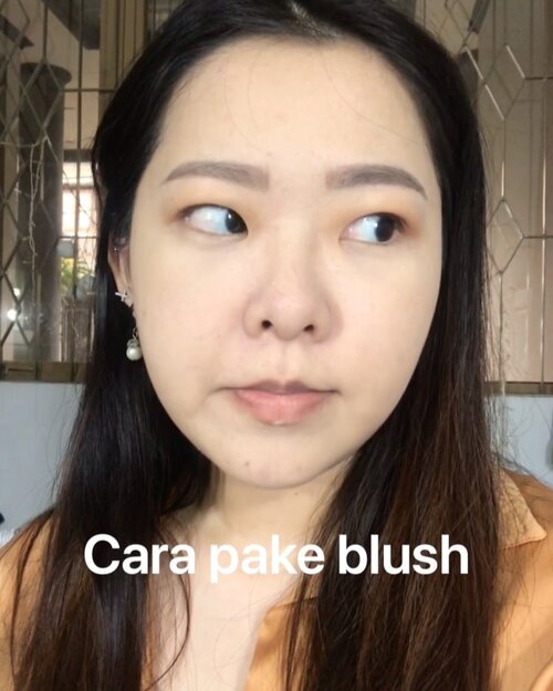 [SAVED THIS]
✅ Cara pake blush on yang benar ✅
.
Blush on : @esqacosmetics - Honolulh
Brush : @masamishouko
.
Yang ini tipenya masi blush on normal ya sistur. Nanti kita bahas macem" model blush yang lain ya! 😉 .
Komen dibawah dong mau tips apa lagi? Hoho ☺️
.
#tipsmakeup #blushon #carapakaiblush #blushing #tutorialmakeup #makeuptutorial #clozetteid #bandungbeautyblogger #motd #peachymakeup #makeupmonolid