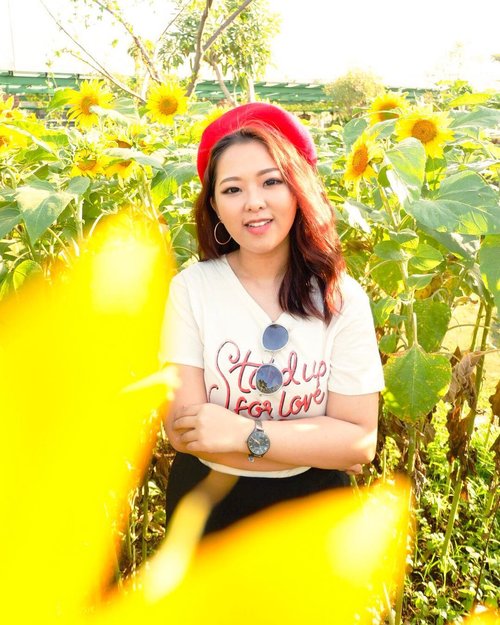 When you can't find the sunshine, be the sunshine. 🌻
I found some sunflower, take a quick snap, and post it on IG. 
I share some memories out of my memory, so i hope it can make you smile even though you see this pic in front of your computer on your office cubicle. 😛🌻
📷 : @riesasetiawan .
.
.
______________________________________
#스트릿스타일 #스트릿패션 #얼짱 #패션피플 #파워블로거 @ootdindo @ootdmagazine @lookbookindonesia @gogirlmagz @looksmagazine @cosmogirl_ind @lookbookindonesia @styled.ootd #clozetteid
#styleblogger #ootd #lookbookindonesia #ootdasian #styleootd#stylenanda #styleicon #whatiwore  #styleasia #ootdindo #ootdfashion #explorebdg #explorebandung #bandunginframe