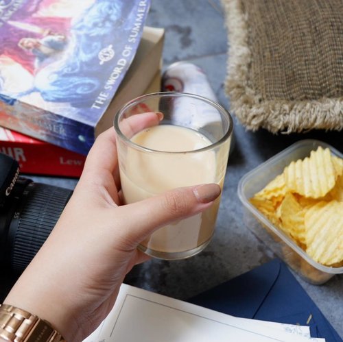 Sore-sore gini paling enak minum susu #BEARBRAND gold dingin varian Malt Putih. 
Rasanya enak, gampang dicari dan bikin semangat lagi! • • • • • • • • • • • • #clozetteID #campaign #1kalengsaatsahur #food #flatlay #snacksore #bearbrand #malt #fuji #fujixa3