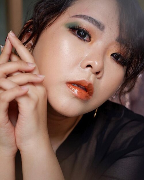 Inspired by @kathleenlights SO JADED palette look. 💎

Pusing banget liat @colourpopcosmetics ngeluarin palet baru mulu 😭😫🙈. Akhirnya iseng bikin look ini pake palet yang ada vanity, dan hasilnya cukup mendekati kok kataku (pede, iye wkwkw). Kalau kata kalian, gimana? 😌💁🏻‍♀️ Kolom komentar dipersilahkan bagi para netijen yang budiman 👇🏻👇🏻👇🏻 #motd #colourpopcosmetics #monolidmakeup #monolidlook #eyemakeup #kathleenlights #makeup #makeuplook #asianmakeup #beauty #beautyblogger #makeupinspo #wavyhair #beautypotrait #clozetteid #clozetteambassador