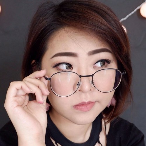 I wear (real) glasses & contact lens in the same time for this pic. 😹😹😹 I've post a mini tutorial on this look yesterday. Check my profile :) #clozetteid #indovidgram #IVGbeauty #makeupclips #tutorialmakeup #vegas_nay #tutorialmakeup#videomakeup #belajarmakeup #hudabeauty #undiscoveredmuas #yesstyle #asianskincare #koreanskincare #graceandstella #makeuptutorial #makeupvideo #videomakeup #belajarmakeup