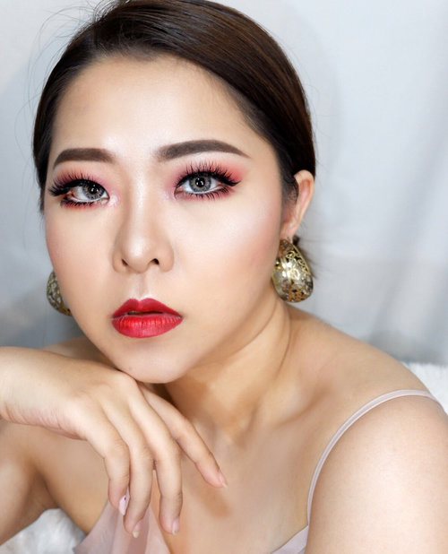 This girl is on fire 🔥🔥🔥
Product use:
@maybelline Fit Me Matte & Poreless
@revlonid Colorstay Foundation
@wardahbeauty BB Lightheing Cake Powder
@makeoverid Two Way Cake
@wetnwildcosmetic Color Icon Rose Champagne
@ltpro_official Powder Blush Palette
@bhcosmetics 88 Original Palette
@maybelline Hyper Sharp Liner
@etudehouseofficial Drawing Eye Brow
@colourpopcosmetics Super Shock Shadow
@aiglowlashes 
@thebalmid Meet Matte Hughes in Royal
@lancomeofficial @lancome_id Hypnose Drama Mascara
@byscosmetics_id Makeup Setting Spray
#redcarpetmakeup #redlips #wakeupmakeup #makeup #instabeauty #thepowerofmakeup #clozetteid #makeupaddict #sleekbackhair #maybellineid