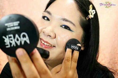 Morning semuanya!  Gimana lebaran?  Pada sibuk apa?
.
Anyway,  maaf telat sehari.. Tapi sekarang review lengkap @makeoverid Powerstay Demi-Matte Cover Cushion sudah up di blog aku ya - www.blossomshine.com 😊
.
Disana aku detailin berapa kali aku test,  dan cara aku test juga.  Plus,  biar afdol,  ada tutorial makeupnya juga donk! 😘 as usual direct link is on bio 👆
.
#blossomshine #makeovercosmetics #makeoverpowerstay #cushionmakeover #cushion #cushionlokal #makeuptalk #facemakeup #sociolla #sociollabloggernetwork #beautyjournalsociolla #beautyjournal #makeuplokal #lookbook #makeupreview #beautybloggertangerang #beautiesquad #kbbvmember #clozetteid