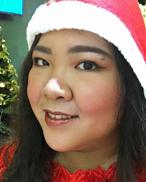 Wearing the rose gold look today to my son's School Christmas Celebration 💖 It compliments my Red Dress very well 😊 check out the tutorial on my channel. Link is on bio ☝.#blossomshine #christmas2017 #christmasmakeup #makeuplook #makeupnatal #natal2017 #booklook #makeuptutorial #beautybloggerindonesia #beautiesquad #kbbvmember #clozetteid