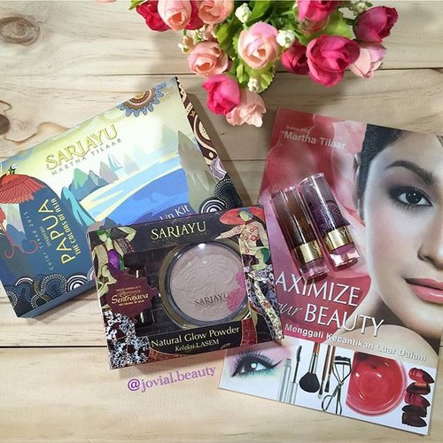 Here is the #beautyhaul from the #MarthaTilaar #beautybox on the earlier post ✨• #Sariayu #ColorTrend #2015 - #Papua The Color of Asia• Sariayu Natural Glow Powder• Martha Tilaar #makeupbook• Sariayu #lipstick 💕#jovialbeauty #clozetteid #clozetter #flatlay #makeup #indobeautygram #instabeauty