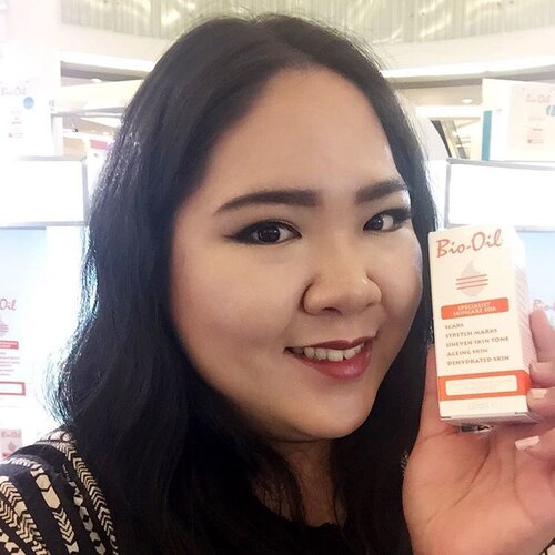 Hi everyone, as promised, I have wrote down all the #beautytips that I learned from #beautytalkshow by @bio_oil x @watsonsindonesia, and have posted it on my #beautyblog. I find it especially useful for those who have skin problems like stretch marks, acne, acne scars and other scar marks; also, if you currently looking for post-pregnancy self-care tips, you may want to check my post. Enjoy reading! 😘 #blossomshine #graciamua 🌸
.
#makeupaddict #makeup #motd #makeupoftheday #makeupjunkie #makeupmafia #sephora #burtsbees #makeuptalk #beauty #beautyjunkie #beautyblog #beautyblogger #indonesianbeautyblogger #clozetteid #selfie #instadaily #instabeauty #instamakeup