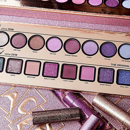 😱😍😱😍😱😍
Omgg... Sooo.. Gorgeous! Am so tempted to get this 😍😍😍 should I? .
#Repost @toofaced
・・・
THIS PALETTE SMELLS LIKE BIRTHDAY CAKE 🎂 Say hello to the Too Faced Now & Then Eye Shadow Palette! Our original 10 eye shadow shades (in a modern formula of course) and 10 completely new shades, inspired by the originals, reimagined with a 2018 twist. Available tomorrow on the @sephora mobile app #toofaced20 #toofaced
.
#blossomshine #makeup #makeuptalk #makeupjunkie #makeuphoarder #instamakeup #instaindonesia #wakeupandmakeup #ragamkecantikan #tampilcantik #eyeshadow #eyeshadowpalette #instabeauty #beautybloggerindonesia #Beautiesquad #clozetteid #indobeautysquad #kbbvmember
