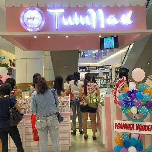 Great news to all #nailaddict! @tutu.nail is now available at #summareconmallserpong at 1st floor, just in front of #etudehouseindonesia 🎉Come quickly while their promotion buy 4 get 4 Free last‼️ #jovialbeauty #clozetteid #beauty #nailart #nailsticker #nailartaddict #nail #beautylover #beautyaddict #beautyjunkie #beautyblogger #beautybloggerindonesia #Indonesia #indobeautygram #indonesianbeautyblogger