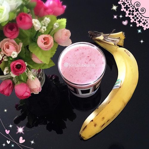 Good morning!  Rise & shine ☀️my #breakfast for this morning: homemade banana-berry #smoothy 🍌 healthy & energizing 🍓comment below, what is your favourite breakfast menu? ⬇️ #jovialbeauty  #clozetter #clozetteid #foodporn #beauty #bblogger #beautyblogger #blogger #beautylover #beautybuffet #indobeauty #indomakeup #indobeautygram #indobeautyblogger #foodblogger #foodie #makanansehat #makananenak #makanmakan #makan #juice