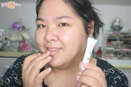 Siapa disinibyang tidak pernah alami bibir kering,  apalagi sampai kulit bibir pecah - pecah ? Well,  setidaknya aku yakin semua pasti pernah ngalamin bibir kering, gitu juga dengan aku dan anakku.
.
Seperti aku sudah cerita di postingan sebelum ini, aku dan anakku minggu lalu sama-sama sakit.  Kita sama-sama demam tinggi sampai 38+ derajat.  Saking panasnya kulit bibir kita jadi kering karena dehidrasi. Parahnya,  anakku kulit bibirnya sampai pecah-pecah  hingga berdarah (swipe left for the pic). Untungnya, aku sudah prepared Lip Serum @elsheskin pas decided untuk ngungsi kerumah mami @khoeribka. Langsung aku lap darahnya dan pakein lip serum tersebut.  Hari pertama, masih kelihatan kering, tapi setidaknya sudah tidak pecah - pecah. Thanks God,  besoknya kulit bibir anakku kembali normal - smooth,  tidak ada bekas pecah - pecahnya. Gitu juga dengan bibir keringku. Karena kondisi bibirku lebih baik,  jadi didn't take long, my lips uda kelihatan sehat lagi.
.
Glad aku kemarin well prepared, karena tidak sangka kalau kondisinya akan sampai separah itu.  Anakku sebelum ini kalau sakit belum pernah sampai bibir pecah-pecah apalagi sampai berdarah begitu. Untuk foto before afternya bisa swipe left kefoto terakhir.  Itu foto cuma beda 1 hari saja. Seneng banget gak sampai berhari - hari. Soalnya kasian kan, kita mom gak sampai hati lihat anak sakit begitu. Bersyukurnya lagi,  anakku lumayan badak juga,  sakit - sakit tetap semangat main 😅 kalau dia sudah sampai tidur doank gak mau ngapa-ngapain itu rasanya gimana gitu.. 🙏
.
#blossomshine #blossomshineminireview #elsheskin #lipserum #elshesquad #lipcare #skincarelokal #momslife #motherandson #anaksakit #clozetteid #beautybloggertangerang #beautiesquad #kbbvmember #selfie