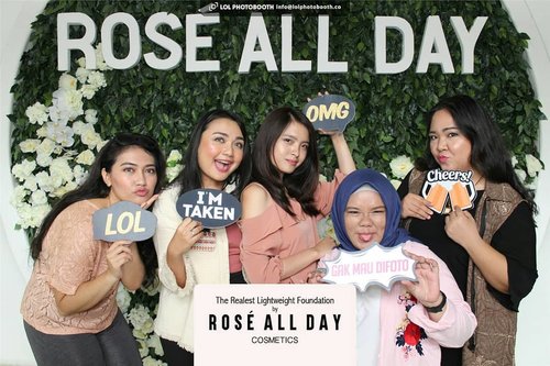 It's officially weekend!  Have a blast everyone 😊 malam ini pada #bukber sama siapa dan dimana nih..? Kepo donk.. Hahaha 😁 .
Sorry for being mia btw.. Lagi sibuk urusin #bukapuasabersama @robina.bsd hehehe.. Ada yang butuh katering / tempat buat acara #bukapuasa di #tangsel ? Feel free buat DM aku ya 😘 #promosi hahahaha... .
#blossomshine #roseallday #makeuplokal #kosmetiklokal #makeuplaunch #launchingparty #pardonmyfrench #foundation #lipandcheek #lipstick #mattelipstick #lightweightfoundation #makeuptalk #beautyevent #eventjakarta #jakarta #indonesia #beautyinfluencer #beautybloggerindonesia #IndonesianBeautyBlogger #beautiesquad #clozetteid #beautyjournal