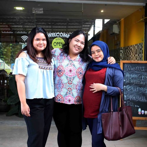 #tbt meet up dengan beberapa member @beautyblogger.tangerang 💖 sayang @nanditadtya_ waktu itu gak jadi datang.. Jadi cm ber3 aja deh ya @tasyanandyasj.. Yukkk ketemuan lagi gengs sebelum @ratnasaripujiastuti melahirkan! 😃 happy to meet you all 😊
.
#blossomshine #meetup  #friendship  #girlsquad #instaindonesia  #indobeautygram #IndonesianBeautyBlogger #beautybloggertangerang #ClozetteID #ootd #beautytalk #weekend #girlsdayout