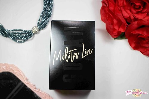 Yuhuuu.. I punya racun baru nih 😁 another #liptintlokal dari @gobancosmetics x @molita_lin 😍 sebenarnya aku uda beli ini liptint dari awal Agustus,  tapi baru sekarang aku sempat upload reviewnya 😅 Gak apalah.. Belum telat banget kan ya.. Yukkk yang penasaran sama warnanya seperti apa, berapa harganya,  worth your money or not.. Click direct link yang ada di bioku 😘👆
.
#blossomshine #makeuplokal #makeupreview #gobancosmetics #gobanxmolitalin #liptint #makeuptalk #ClozetteID #flatlay #instaindonesia #ragamkecantikan #tampilcantik #beautybloggertangerang #beautiesquad #indobeautysquad #kbbvmember #bloggerperempuan