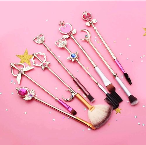 I can'ttt.. I really can'ttt... These #sailormoon #makeupbrushes are too cute not to repost! 😍 #Repost @everythinguneed_id
・・・
Sailormoon wand makeup brush set
.
#blossomshinerepost #makeuphoarders #makeupcollector #makeupinspo #makeupinspiration #makeupbrushset #makeupjunkie #flatlay #clozetteid #bloggerperempuan #kbbvmember #indonesia #beautiesquad #beautybloggerindonesia #IndonesianBeautyBlogger #pinkwednesday #repostday