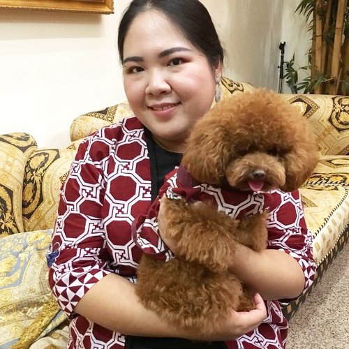 With Choco Pei the puppy, coz it's the year of dog 🐩💖.#blossomshine #cny #cny2018 #imlek #imlek2018 #kbeauty #koreanbeauty #asianmakeup #simplemakeup #blushinglook #freshlook #motd #ClozetteId #beautybloggerindonesia #beautiesquad #bloggerperempuan #kbbvmember #yearofdog #yearofdog2018 #puppy #toypoodlepuppy