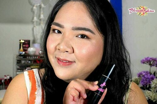 Met malam smuanya,  akhirnya the long waited review of this @miniso.official Genius Duo Sculpting Stick is now up on my blog! 😍 Yuk buat yang penasaran sama reviewnya, cuss click link di bio aku 👆 💖
.
#blossomshine #makeup #makeuphaul #makeuptalk #makeupoftheday #beautytalk #instamakeup #instabeauty #bunnyneedsmakeup #miniso #minisocanada #minisoindonesia #Beautiesquad #tampilcantik #clozetteid #indobeautygram #beautybloggerindonesia #motd #pictureoftheday #tagsforlikes #followme #ragamkecantikan #contourstick #kbbvmember #makeuprevire #instaindonesia #beautybloggerindonesia