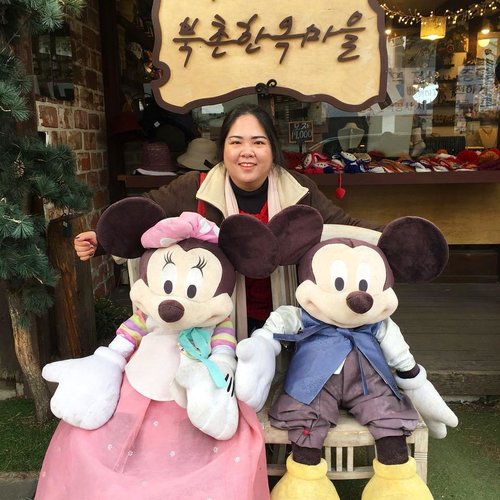 Meet Micky & Minnie Mouse in Hanbok 😍💖
.
#blossomshine #trip #travelling #instaholiday #instabeauty #simplemakeup #winterinkorea #beauty #beautybloggerindonesia #beautiesquad #korea #southkorea #kbbvmember #clozetteid #seoul #bukchonhanokvillage #koreanvillage #instatravel #koreanescape #holidayescape #jetsetter