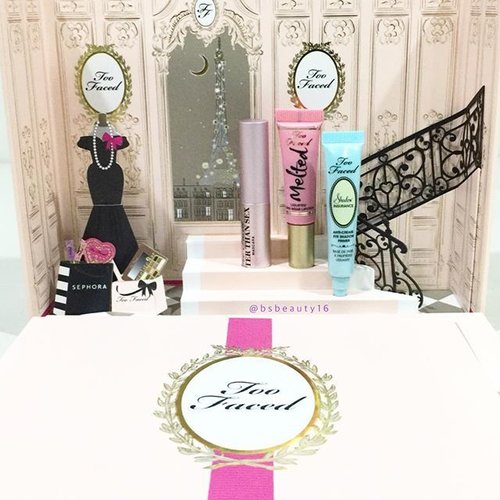 Good Morning from #toofaced #legrandpalais 😁☀️ wishing you all to have a great #weekend! 😃💖 #bsbeauty16 #toofaced #clozetteid #makeup #wakeupandmakeup #flatlay