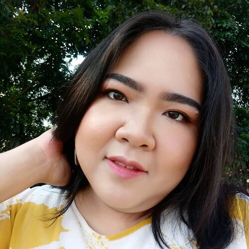 TGIF guys!
Pasti uda gak sabar mau weekend-nan kan 😃 Pada planning kemana nih hari ini? .
Btw #motd hari ini full face using @minuet.official palette, and on the lips using lipstick @tasyafarasya x @elsheskin shade Hope 💋
.
#blossomshine #selfie #tgif #wakeupandmakeup #makeuptalk #dailymakeup #naturalglam #getglam #minuetpalette #elshesquad #elsheskin #beautyguruindonesia #tampilcantik #Ragamkecantikan #clozetteid #femaledaily