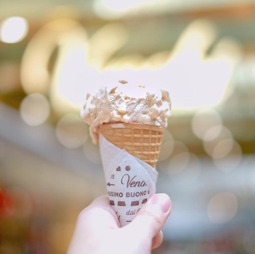 A hazelnut ice cream for a very hot day🤧🍦....#clozetteid #icecream #hazelnuticecream #venchi #venchi1878 #venchichocolate #venchigelato