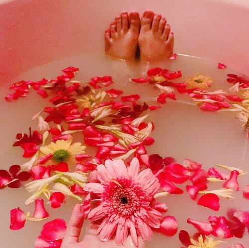 Anyone ever done Aura Bath before?? I tried my first one last weekend at @ostasalonandspa 💆🏻🌸🌺. So if you guys don't know about Aura Bath, it's basically a bath time session with combination of milk and coconut milk in warm water with the essence of 9 flowers and combination of multicoloured flowers from variations of roses, orchids, daisies and Tuberose. The benefit of Aura Bath itself, to promote positive energy on your body using the flower power. 🌺🌸🌼🌷🌹🌻💐
.
.
.
.
#clozetteid #favful #dayspa #spaday #relaxing #pamperingmyself #aurabath #floralmilkbath #flowerpower #positive #positiveenergy #girlfriends #femaleonly #ostasalonandspa #spakualalumpur @ostasalonandspa @favful