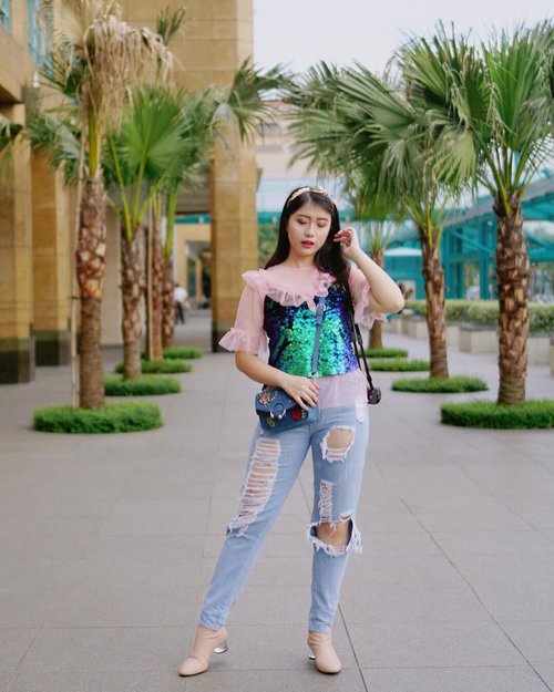 Summer vibes #ootd with @makeupaddictindo featuring Plaza Senayan's palm tree🌴 | 📸: @mariaistella .
.
.
.
#clozetteid #makeupaddict #summervibes @makeupaddictindo @clozetteid #hypebeast #streetbeast #outfitsociety #nclgallery #snobshots #blancxivore #blvckxculture #hypedhaven #bestofstreetwear #ootd #wdywt #igdaily #vsco #vscocam #wiwt #streetwear#streetstyle #simplefits #modernnotoriety#minimalmovement #hypedstreets #outfitplace #introfashion#igersmelbourne #snapshot #wearetothe90s
