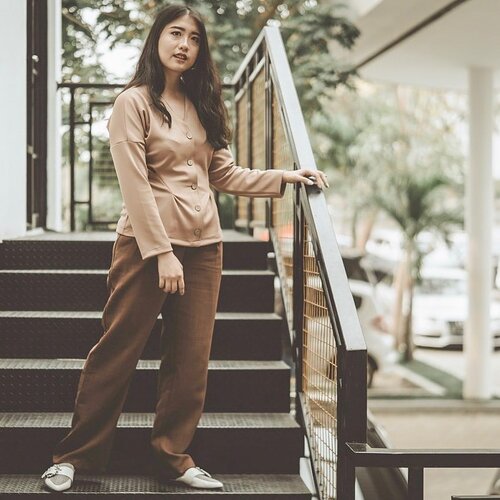 Aku seperti seorang pramuka yang sedang berkemping🙂⛺️🕵🏻‍♀️ but isoke👯‍♀️ me like it! | 📸: @chroma.id .
.
#clozetteid #outfitoftheday #ootd #ootdindonesia #ootdid