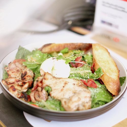 Best Grilled Chicken Caesar Salad that I’ve tasted goes to the one from @commongroundsjkt 😋 and now I’m craving for it😫😫
.
.
.
.
#breakfast #brunch #caesarsalad #chicken #grilledchickensalad #grilledchickencaesarsalad #grilledchickencaesar #healthy #yummy #commongrounds #commonground #commongroundsjkt #clozetteid