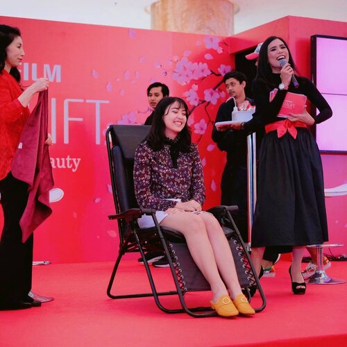 Di event @astalift_indonesia kemarin aku jadi model untuk face facialnya mereka, hasilnya wajah aku siap untuk foto-foto terus💓 makanya rangkaian produk mereka diberi nama Astalift Photogenic Beauty, karena nantinya dari perawatannya akan menghasilkan wajah yang berkilau alami dan sehat. Yuk jangan lupa datang ke Lotte Shopping Avenue, di Atrium Hall nya kalian tinggal daftar disana dan nanti akan dapat free facial! Hanya sampai minggu ini saja! 📸:@bitterswag
#ClozetteID #ClozetteIDReview #ASTALIFTxClozetteIDReview #beautyblogger