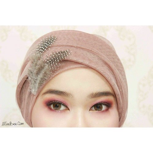  Purple-burgundy-plum color is not only good on your lips but also on your eyes~I used @sariayu_mt Trend Color 2015 Inspirasi Papua Eyeshadow P03 and @... Read more →