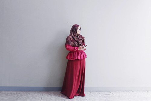 Say yes to the red....#tapfordetails #fashionmodesty #hijabfashion #hijabootdindo #ootd #ootdindo #lookbookindonesia #lookbook #chestcoveringhijab #hijabinspiration #outfitideas #instamodesty #instafashion #ClozetteID