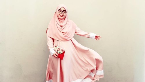 #EidOutfit // Day 1Scarf: ICP Quick by @pulchragalleryAbaya: Zhafira Plain by @sunriselabelClutch Bag: @jualanbunda#tapfordetails #fashionmodesty #hijabootd #hijabootdindo #ootd #ootdindo #lookbook #lookbookindonesia  #chestcoveringhijab #modestmuhaajaba #hijabinspiration #ClozetteID