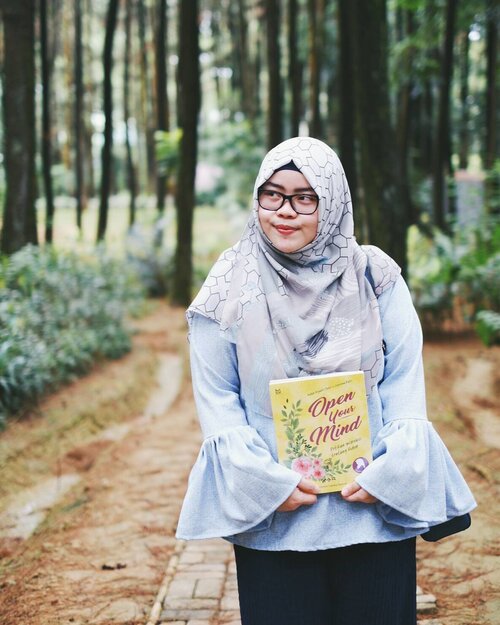 Kadang masih ga percaya akhirnya #OpenYourMindBook ini selesai ditulis & insyaAllah beberapa minggu ke depan akan terbit di toko buku besar.Waktu kecil hobi banget ke toko buku setiap libur sekolah & selalu minta dibelikan buku sebagai kado naik kelas.Dulu kalau lagi lihat susunan buku di rak-rak toko buku, suka bergumam "kapan yaa ada buku dengan nama saya di sampulnya dipajang di sini..." Siapa yang tahu ternyata gumaman itu jadi do'a yang di-aamiin-kan para malaikat 😊Inilah buku pertama saya, yang kontennya saya tulis dengan Al-Qur'an & hadits sebagai inspirasinya. Alhamdullillah 💕#dontstopdreaming #dontstopbelieving #dreamscometrue #ClozetteID