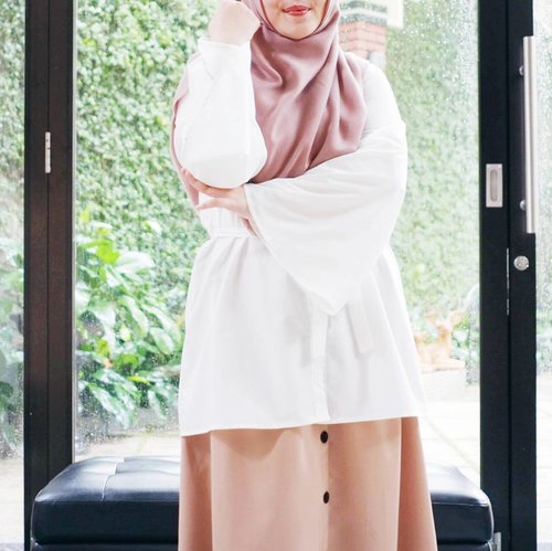 Touch of white and mocca 🌼🍂
Top: Emma Top by @kivitz_
.
.
.
#tapfordetails #fashionmodesty #hijabfashion #hijabootdindo #ootd #ootdindo #lookbookindonesia #lookbook #chestcoveringhijab #hijabinspiration #outfitideas #ClozetteID