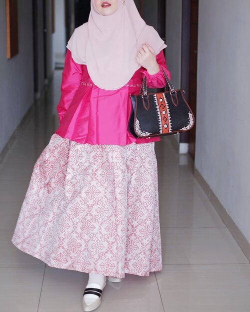 Pink mood with a touch of songket 💕 #throwback#tapfordetails #fashionmodesty #hijabfashion #hijabootdindo #ootd #ootdindo #lookbookindonesia #lookbook #chestcoveringhijab #hijabinspiration #outfitideas #ClozetteID