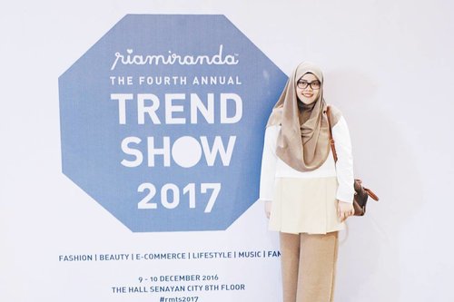 The last one photo from #rmts2017 day 1
•••••
OOTD // Outfit of that day
Pudica top from @inforiamiranda collection for Blibli.com
.
.
.
#tapfordetails #fashionmodesty #hijabfashion #hijabootdindo #ootdindo #lookbookindonesia #lookbook #chestcoveringhijab #hijabinspiration #outfitideas #instamodesty #instafashion #ClozetteID
