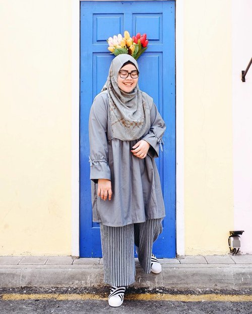 Greyish-blue tone for yesterday 🌫•••Scarf: Nebula scarf @inforiamiranda Top: Barley dress @rgz.official Shoes: @footrunwear•••#tapfordetails #fashionmodesty #hijabfashion #hijabootdindo #ootd #ootdindo #lookbookindonesia #lookbook #chestcoveringhijab #hijabinspiration #outfitideas #ClozetteID#explorejogja #jogjatrip #indahrptrip #IndahRPinJogja #GoFUJIFILM #Fujifilm #fujifilm_id #FujiXA3 #XA3 #xa3_id #XC1650mm #terfujilah